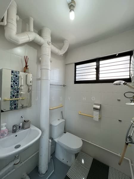 154 Woodlands Street 13, 154 Woodlands Street 13, 3 Bedrooms, 990 sqft, HDB Flat For Sale, by Jassy Ho, 60080080 - Bathroom - PropertyGuru.com.sg