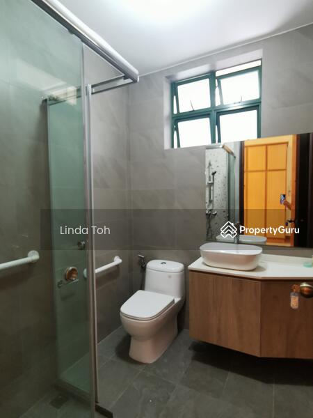 Common Bathroom (1st floor) 