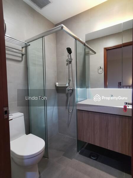 Common Bathroom (2nd floor) 