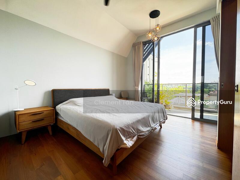 Master Bedroom (Level 2)