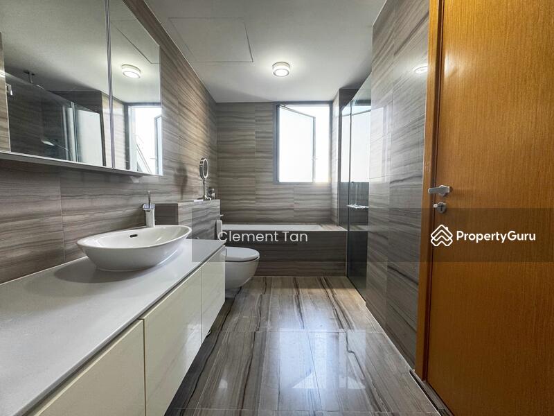 Master Bath (Level 2)