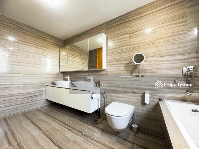Master Bath (Level 2)