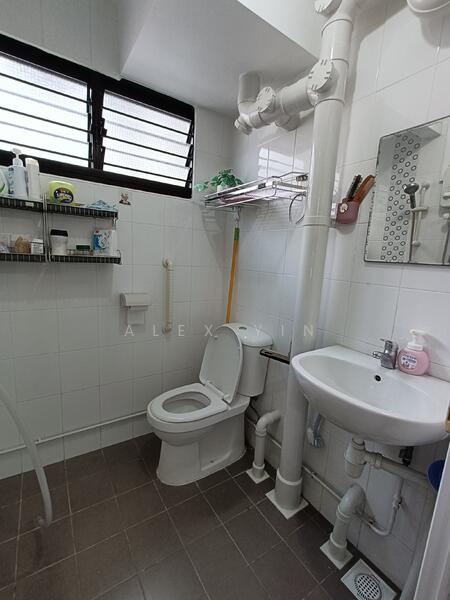 352 Clementi Avenue 2, 352 Clementi Avenue 2, Room Rental, 120 sqft, HDB Flat For Rent, by Alex Yin, 60082167 - Bathroom - PropertyGuru.com.sg
