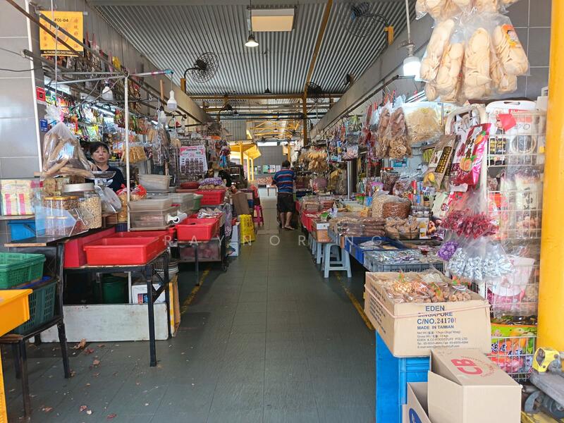 3 Min walk dry market