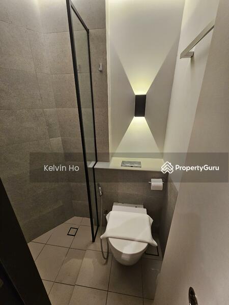 Shared Bathroom w Petite Single Rm 201C
