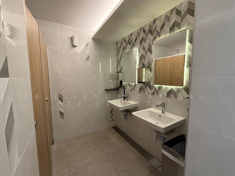 Peninsula Plaza, 111 North Bridge Road, 1,776 sqft, Office For Rent, by CHEN TIANYI, 60083411 - Bathroom - CommercialGuru.com.sg