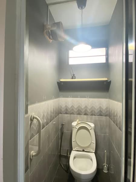 8 Lorong 7 Toa Payoh, 8 Lorong 7 Toa Payoh, 2 Bedrooms, 699 sqft, HDB Flat For Rent, by Hasnah Hassan Goh, 60083472 - Bathroom - PropertyGuru.com.sg