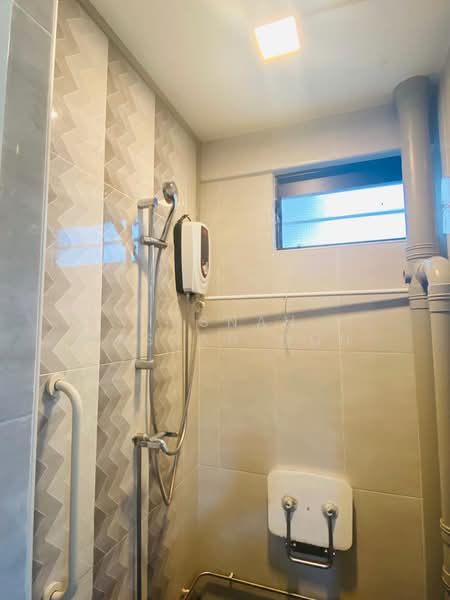 8 Lorong 7 Toa Payoh, 8 Lorong 7 Toa Payoh, 2 Bedrooms, 699 sqft, HDB Flat For Rent, by Hasnah Hassan Goh, 60083472 - Bathroom - PropertyGuru.com.sg