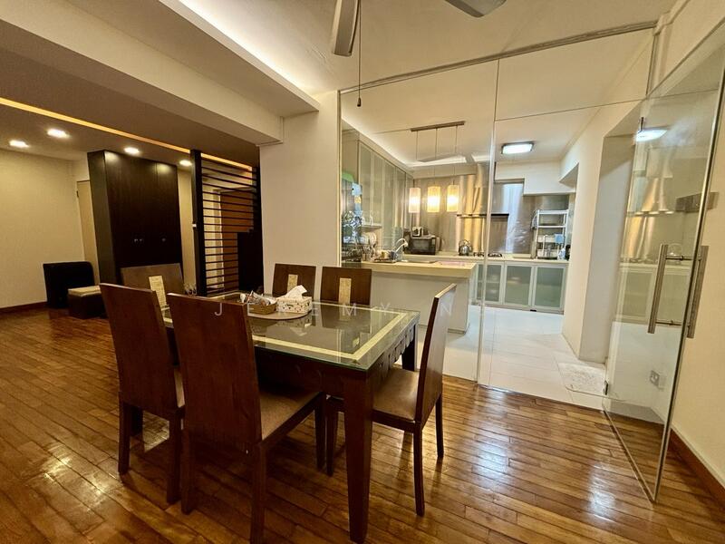 Dining with Kitchen