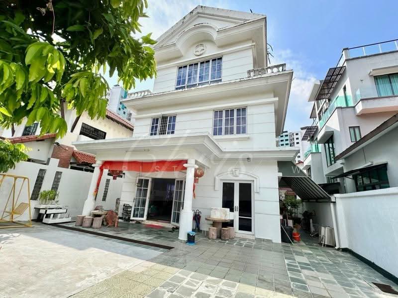 999yr Detached Original 3 storey Jln Merdu/Compassvale LRT/Seng Kang MRT, Jalan Merdu, Hougang / Punggol / Sengkang, 6 Bedrooms, 8,000 sqft, Detached House For Sale, by Christine Low, 60085155 - Exterior - PropertyGuru.com.sg