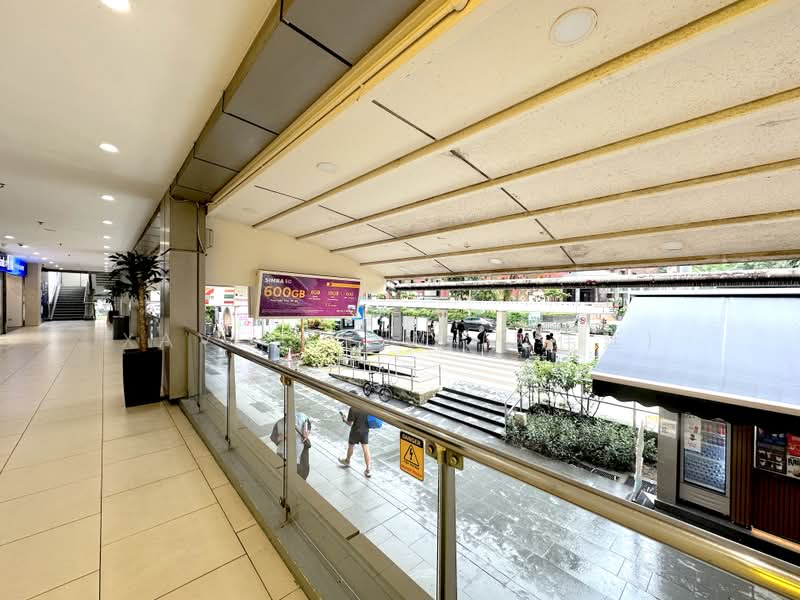 Lucky Plaza, 304 Orchard Road, 884 sqft, Mall Shop For Rent, by Xavier Aw (欧伟廷), 60085650 - Corridor - CommercialGuru.com.sg