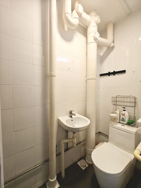 145 Lorong Ah Soo, 145 Lorong Ah Soo, 4 Bedrooms, 1,593 sqft, HDB Flat For Sale, by John Lim Hong Kai, 60085735 - Bathroom - PropertyGuru.com.sg