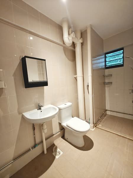 145 Lorong Ah Soo, 145 Lorong Ah Soo, 4 Bedrooms, 1,593 sqft, HDB Flat For Sale, by John Lim Hong Kai, 60085735 - Bathroom - PropertyGuru.com.sg