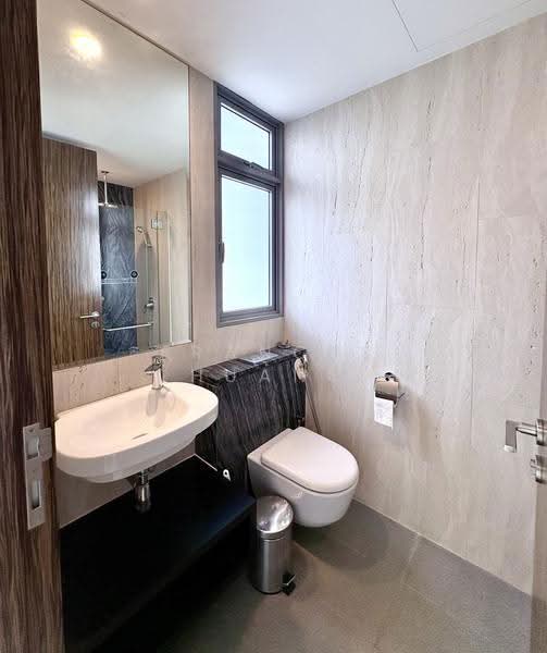 Stellar RV, 408 River Valley Road, Tanglin / Holland / Bukit Timah, 2 Bedrooms, 581 sqft, Condominium For Rent, by Frances Huang, 60088197 - Master Bathroom - PropertyGuru.com.sg