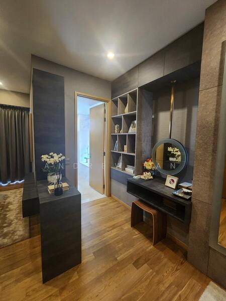 Make-up area (SHOWROOM FURNISHED)