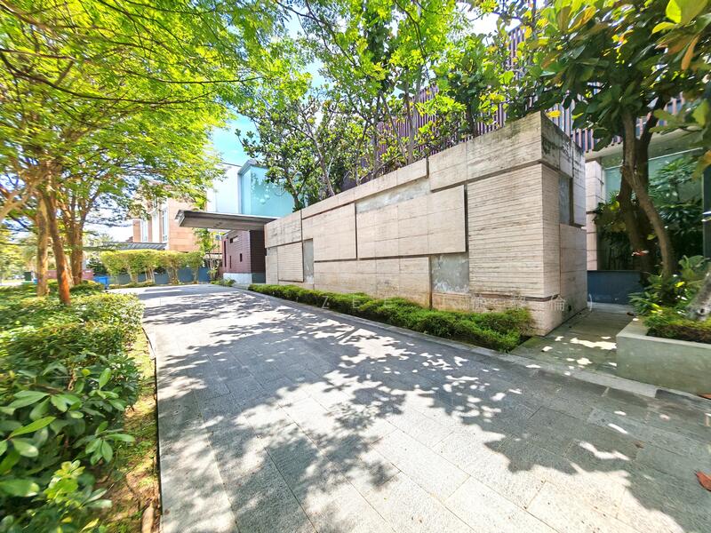 Resort-style waterfront bungalow in Sentosa Cove