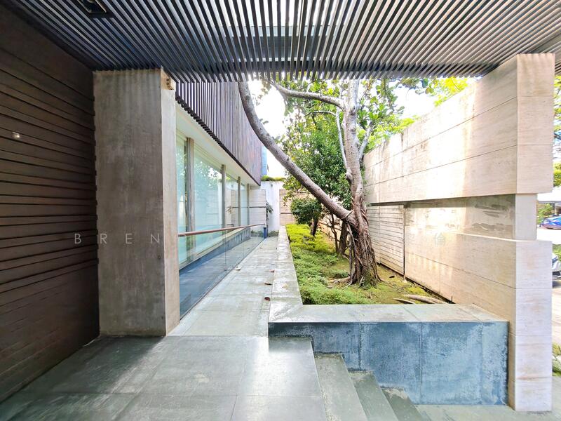 Resort-style waterfront bungalow in Sentosa Cove
