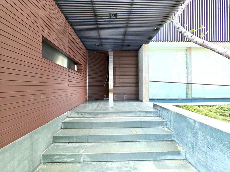 Resort-style waterfront bungalow in Sentosa Cove