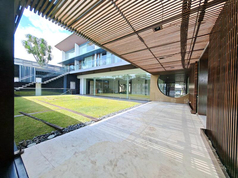 Resort-style waterfront bungalow in Sentosa Cove
