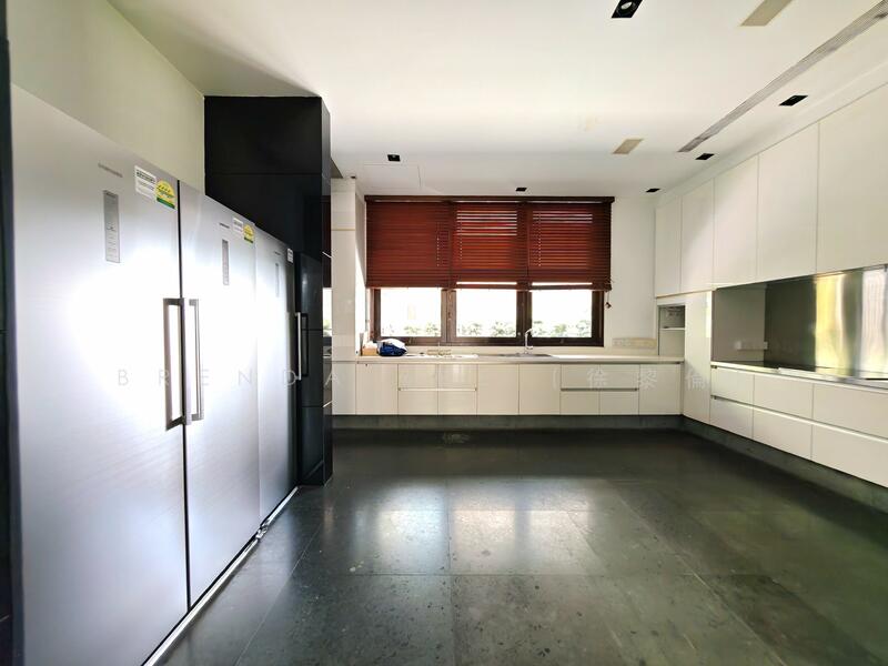 Resort-style waterfront bungalow in Sentosa Cove