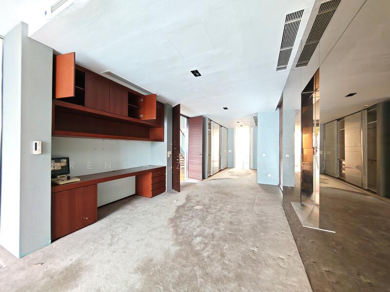 Resort-style waterfront bungalow in Sentosa Cove