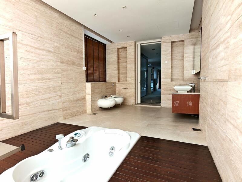 Resort-style waterfront bungalow in Sentosa Cove