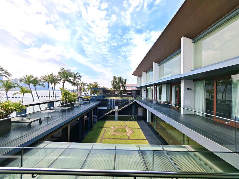 Resort-style waterfront bungalow in Sentosa Cove