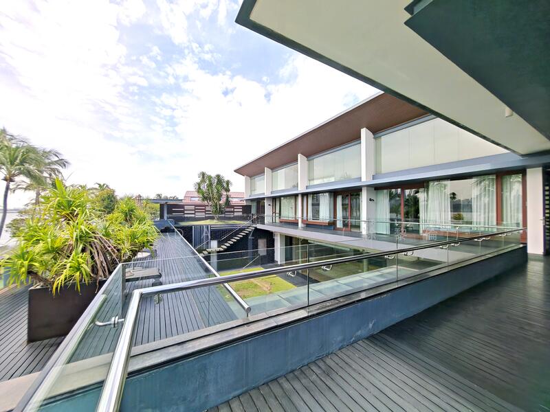 Resort-style waterfront bungalow in Sentosa Cove