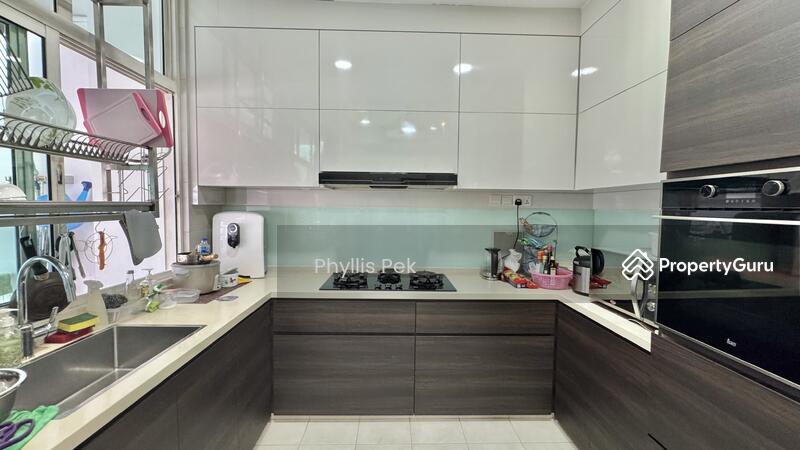 Well renovated & organized kitchen space