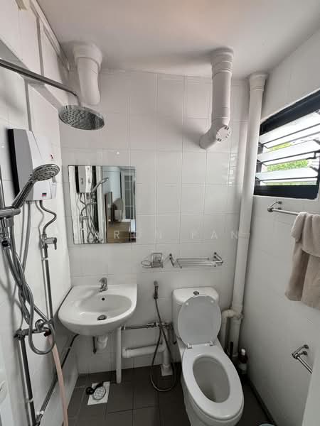 349 Clementi Avenue 2, 349 Clementi Avenue 2, Room Rental, 150 sqft, HDB Flat For Rent, by Aaron Pan, 60091761 - Attached master bathroom - PropertyGuru.com.sg