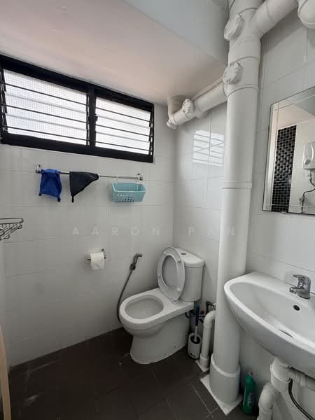 349 Clementi Avenue 2, 349 Clementi Avenue 2, Room Rental, 150 sqft, HDB Flat For Rent, by Aaron Pan, 60091761 - Common bathroom  - PropertyGuru.com.sg