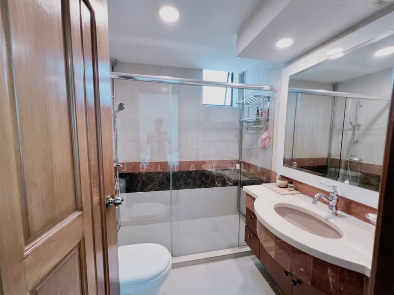 Spring Grove, 53 Grange Road, 3 Bedrooms, 1,335 sqft, Condominium For Rent, by Julian Li, 60092013 - Bathroom - PropertyGuru.com.sg