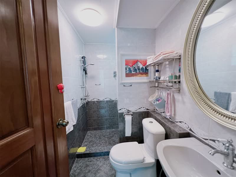 Spring Grove, 53 Grange Road, 3 Bedrooms, 1,335 sqft, Condominium For Rent, by Julian Li, 60092013 - Bathroom - PropertyGuru.com.sg