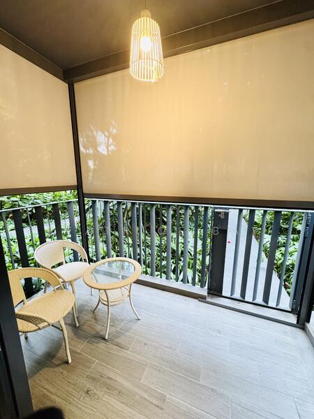 Zipline blinds against rain and privacy