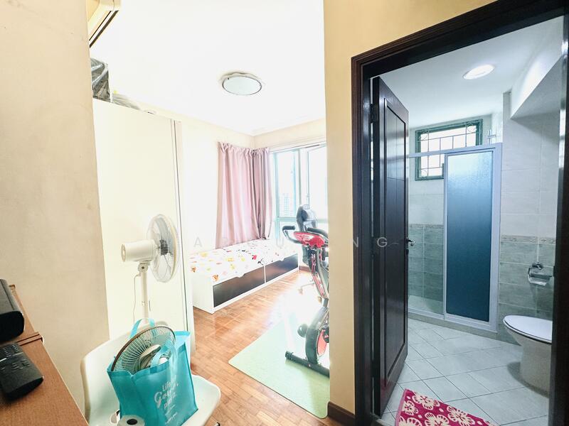 Palm Gardens Condominium For Sale at S$ 1,680,000 | PropertyGuru Singapore - Junior Master Bedroom