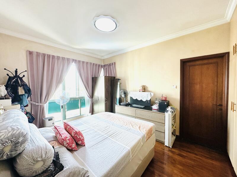Palm Gardens Condominium For Sale at S$ 1,680,000 | PropertyGuru Singapore - Master Bedroom