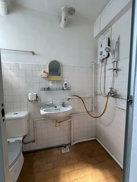 280 Bukit Batok East Avenue 3, 280 Bukit Batok East Avenue 3, 2 Bedrooms, 698 sqft, HDB Flat For Rent, by Heather Tan, 60092678 - Bathroom - PropertyGuru.com.sg