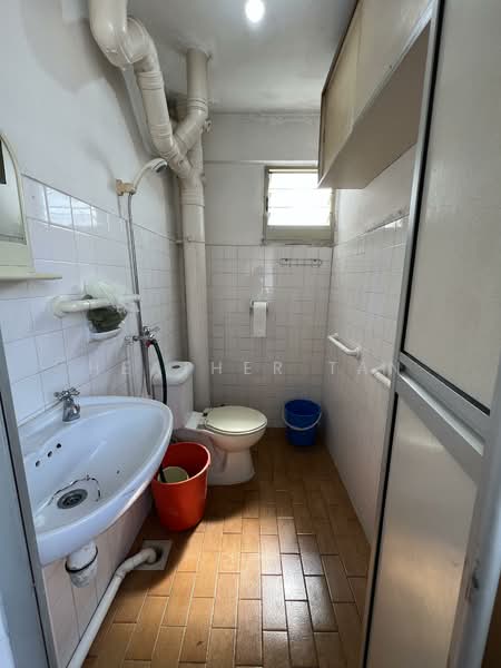 280 Bukit Batok East Avenue 3, 280 Bukit Batok East Avenue 3, 2 Bedrooms, 698 sqft, HDB Flat For Rent, by Heather Tan, 60092678 - Bathroom - PropertyGuru.com.sg