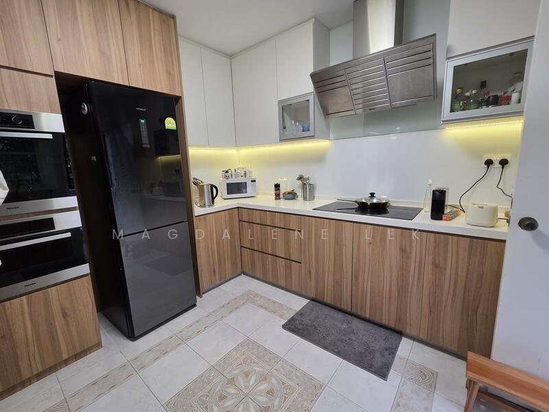Kitchen (left side)