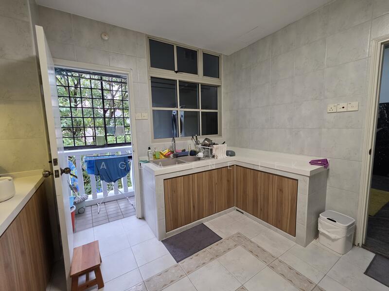 Kitchen (right side)