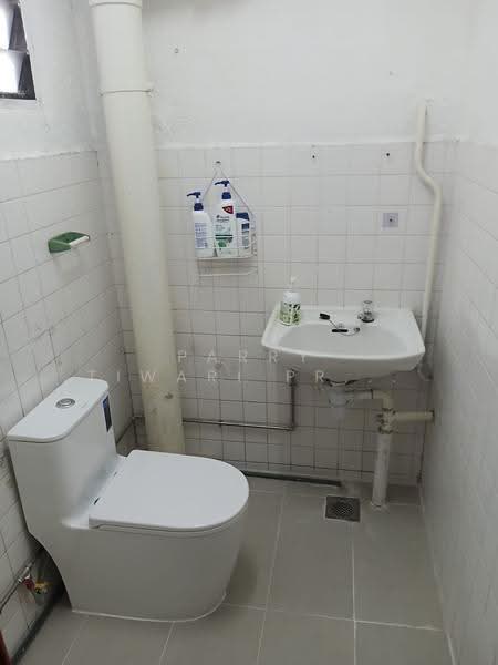247 Jurong East Street 24, 247 Jurong East Street 24, Boon Lay / Jurong / Tuas, 2 Bedrooms, 731 sqft, HDB Flat For Sale, by Parry Tiwari Pradeep, 60095567 - Bathroom - PropertyGuru.com.sg