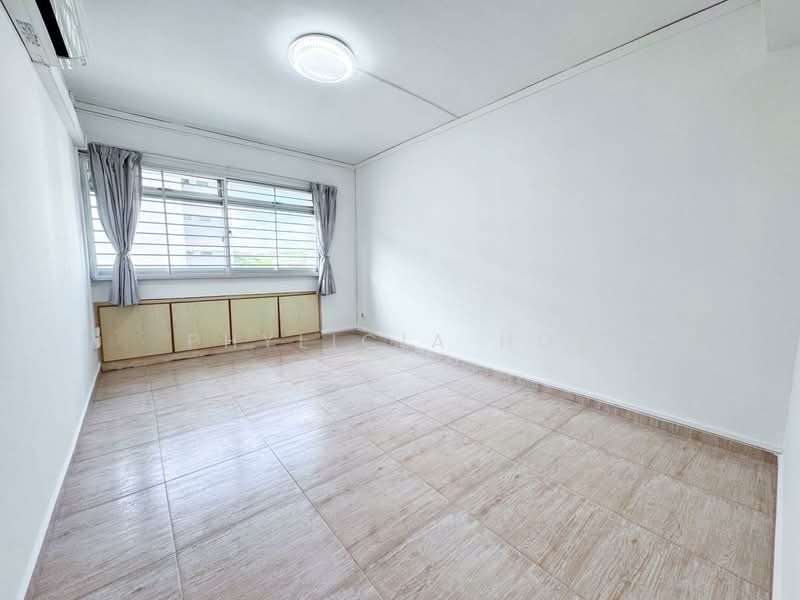 359 Tampines Street 34 HDB Flat For Sale at S$ 718,000 | PropertyGuru Singapore - Bedroom