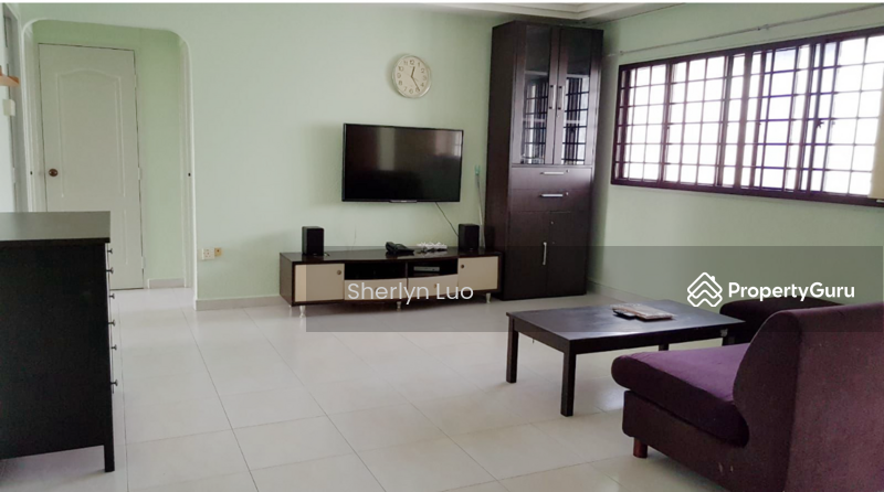 Spacious living room 