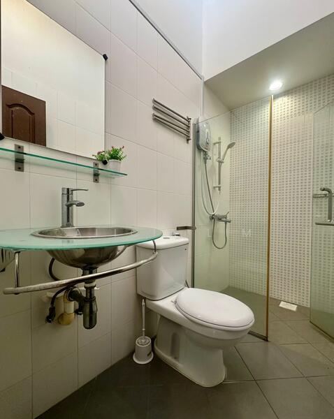 Jalan Tanjong, Jalan Tanjong, Bedok / Upper East Coast, 3 Bedrooms, 1,750 sqft, Terraced House For Rent, by Alicia Lim, 60097102 - Bathroom - PropertyGuru.com.sg