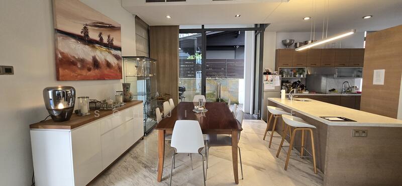 Dining & Open Kitchen