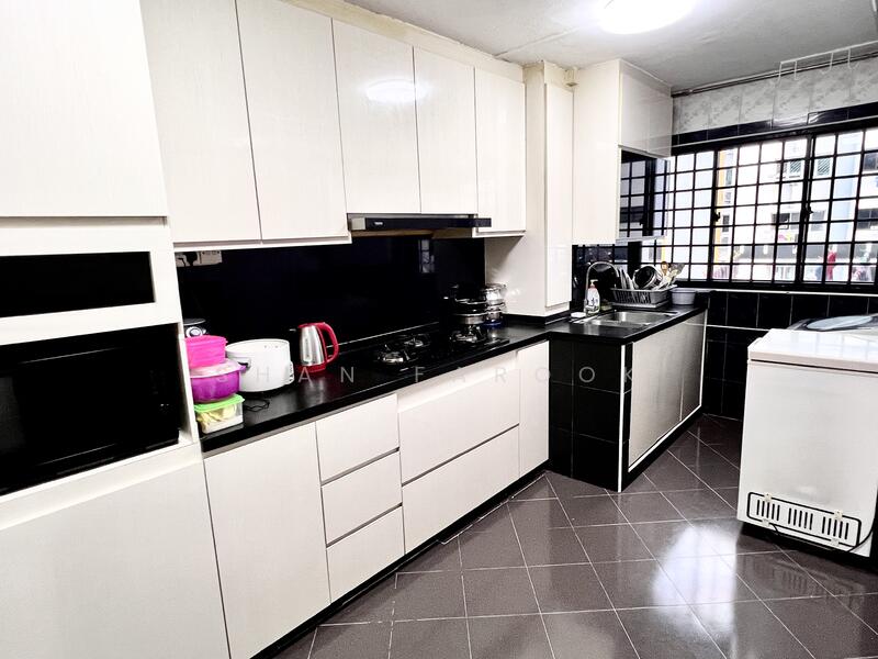 ATTRACTIVE KITCHEN