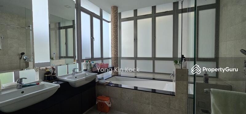 2nd Storey - Master Bathroom 