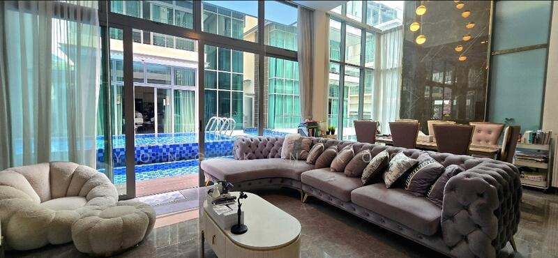 Level 1 - Spacious, Airy Living