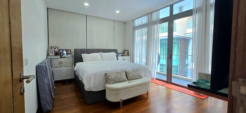 Level 2 - Huge Master Bedroom