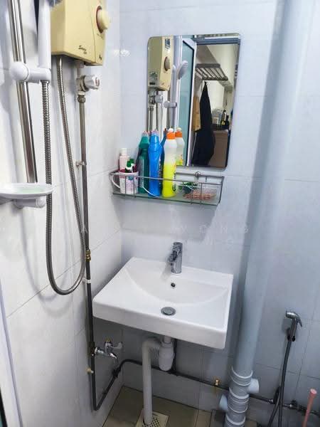 25 Marsiling Drive, 25 Marsiling Drive, Admiralty / Woodlands, 1 Bedroom, 150 sqft, HDB Flat For Rent, by Nancy Wong Swee Keng, 60100143 - Bathroom - PropertyGuru.com.sg